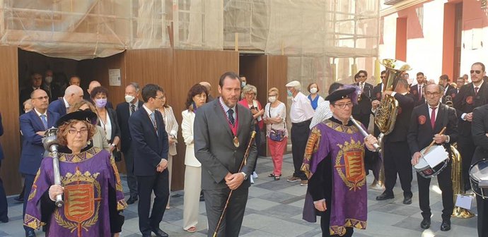 El alcalde de Valladolid, Óscar Puente, durante la tradicional procesión que se realiza en la ciudad para celebrar  San Pedro Regalado