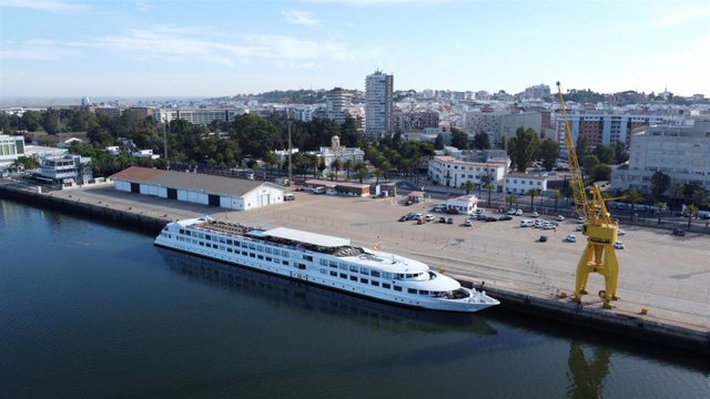 Archivo - El Muelle de Levante recibe el lunes la escala de cruceros del buque La Belle de Cadix.