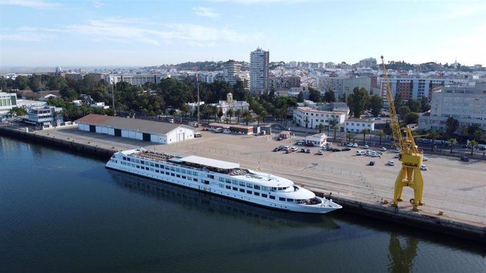 Archivo - El Muelle de Levante recibe el lunes la escala de cruceros del buque La Belle de Cadix.