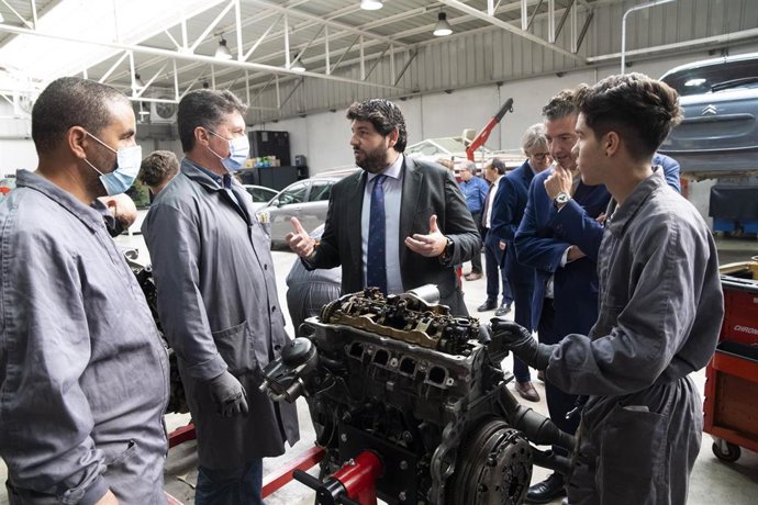 El presidente de la Comunidad, Fernando López Miras, visita los talleres de automoción de FREMM