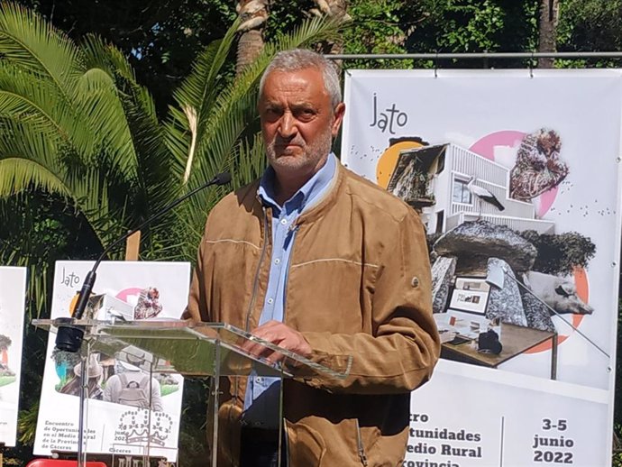 El presidente de la Diputación de Cáceres, Carlos Carlos, en una rueda de prensa este viernes
