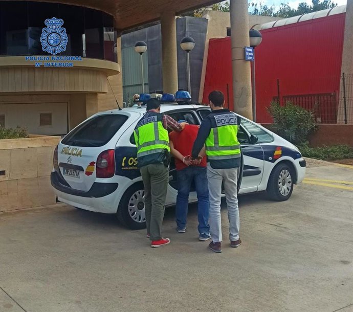 Agentes de la Policía Nacional detienen a un hombre.