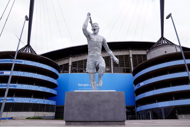 13 May 2022, United Kingdom, Manchester: A statue of Manchester City Club legend, Sergio Aguero, designed by sculptor Andy Scott can be seen outside the Etihad Stadium, to commemorate the tenth anniversary of the Clubís first Premier League title and the 