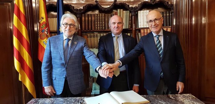 El presidente de Foment del Treball, Josep Sánchez Llibre; el vicepresidente del Banco Central Europeo (BCE), Luis de Guindos, y el presidente de la Acadmia Europea Leadership, Josep Antoni Duran i Lleida