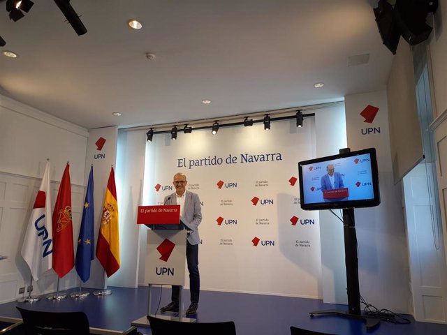 El senador de UPN, Alberto Catalán, durante la rueda de prensa
