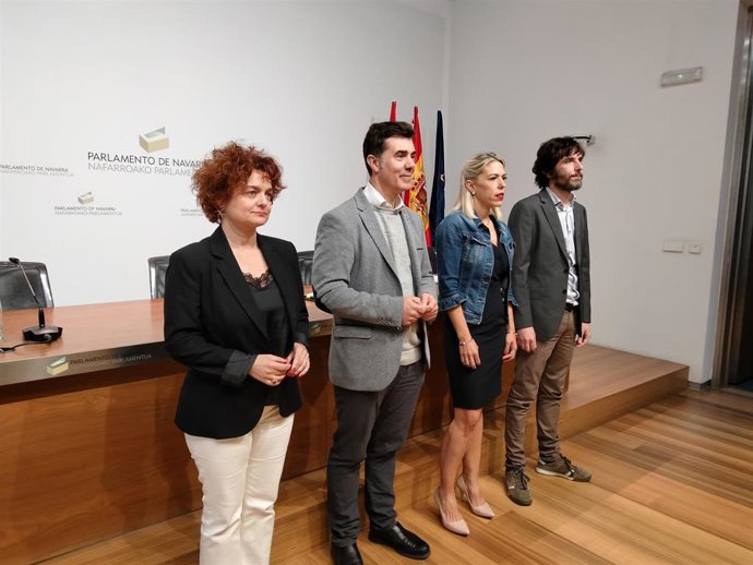 Representantes de los partidos en la presentación de la proposición de ley.