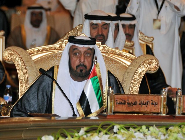 Una imagen de archivo del presidente de Emiratos, Jalifa bin Zayed, durante la cumbre del Consejo de Cooperación del Golfo en 2010