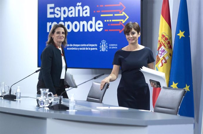 La vicepresidenta tercera y ministra para la Transición Ecológica y el Reto Demográfico, Teresa Ribera (i), y la ministra Portavoz, Isabel Rodríguez, a su llegada a una rueda de prensa posterior al Consejo de Ministros Extraordinario, en La Moncloa.