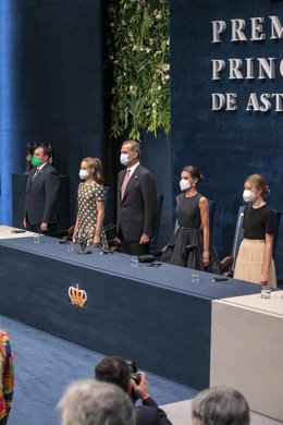 Archivo - El Rey Felipe VI (3i), la Princesa de Asturias, Leonor de Borbón (2i), la Reina Letizia (2d) y la Infanta Sofía (d) durante la ceremonia de entrega de los Premios Princesa de Asturias 2021 en el Teatro Campoamor, a 22 de octubre de 2021, en Ovie