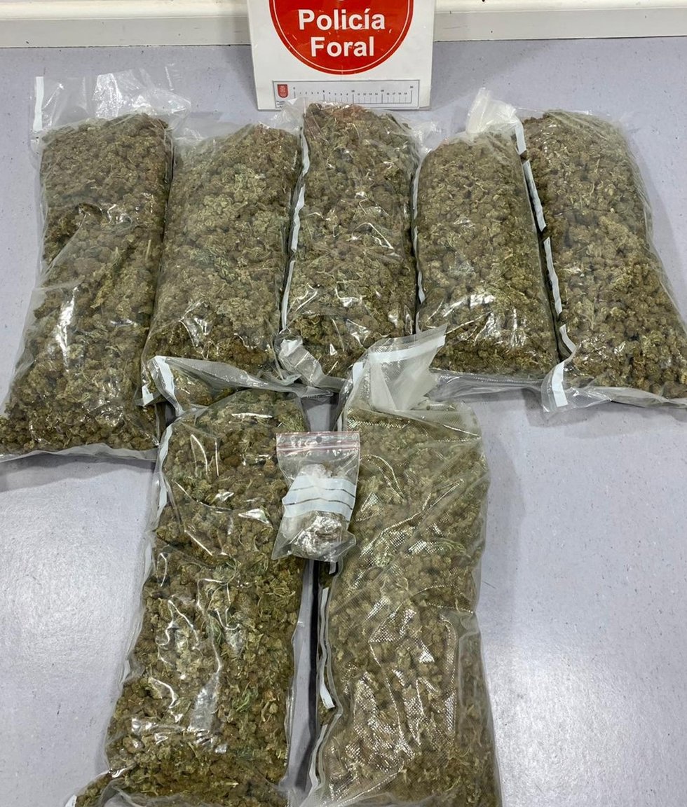 Paquetes de marihuana incautados en Alsasua.