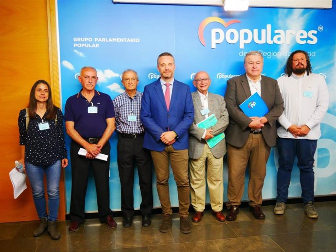 El portavoz del Grupo Parlamentario Popular, Joaquín Segado, y el senador del PP, Francisco Bernabé, junto a representantes de la Federación de Afectados por la Ley de Costas en la Región de Murcia