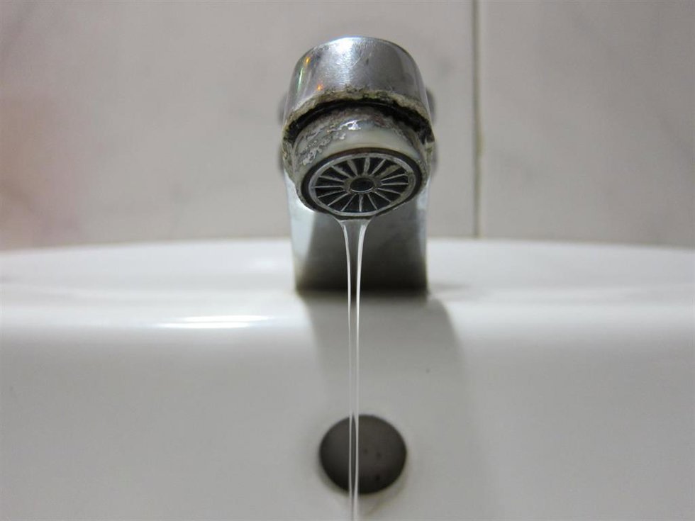 Archivo - Agua que sale del grifo. Archivo.