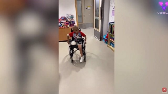 Este niño de cinco años perdió una pierna por el cáncer y esta es su historia de superación