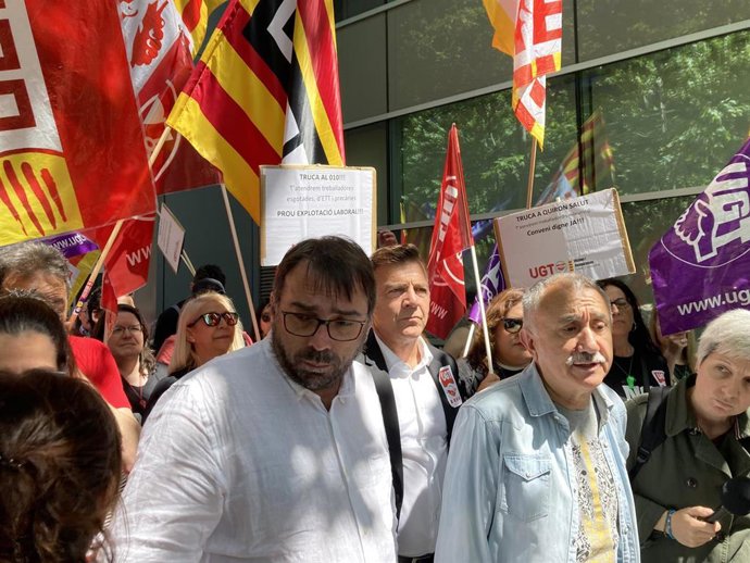 El secretario general de UGT, Pepe Álvarez, junto al secretario general en Catalunya del sindicato, Camil Ros.