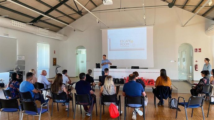 Técnicos del Ayuntamiento de Palma imparten una charla de orientación laboral a refugiados de Ucrania.