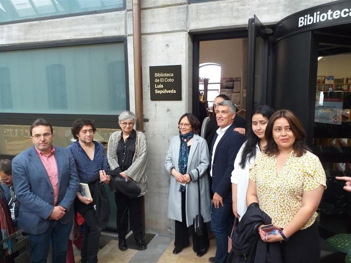 Descubrimiento de la placa homenaje a Luis Sepúlveda, autor chileno afincado en Gijón y fallecido de COVID-19 en 2020, en la biblioteca pública de El Coto, en un acto al que asistió Carmen Yáñez  --viuda-- y alcaldesa de Gijón, Ana González, entre otros