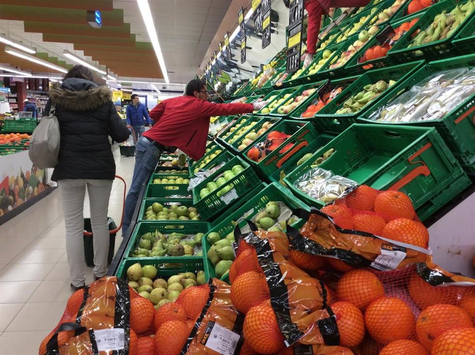 Archivo - Gente comprando en un supermercado