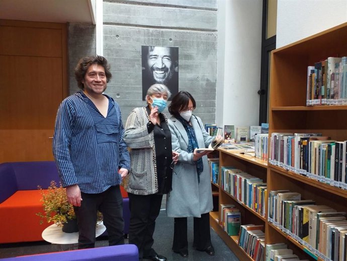 La alcaldesa de Gijón, Ana González (en el centro), visitan junto a la viuda de Luis Sepúlveda,  Carmen Yáñez, y su hijo Carlos, el rincón dedicado al escritor chileno en la biblioteca municipal de El Coto (Gijón)