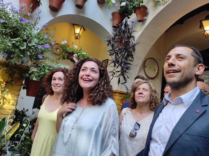 Inma Nieto (2 izda.), junto a cargos de IU en Córdoba en su visita a un patio.