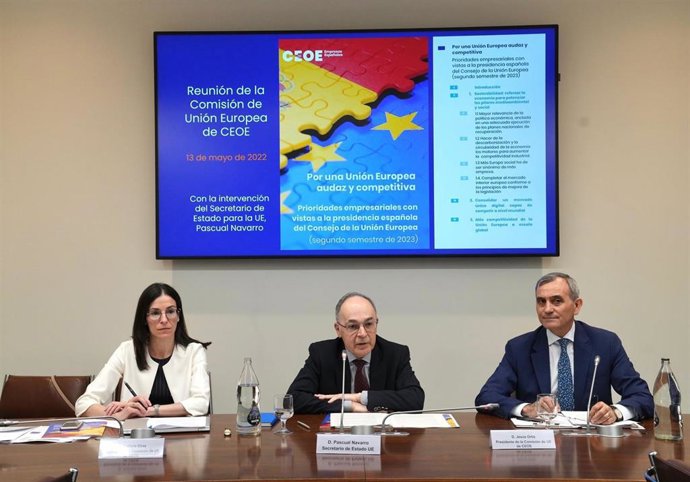 De izquierda a derecha: la delegada permanente de CEOE en Bruselas, Patricia Círez, el secretario de Estado para la UE, Pascual Navarro, y el presidente de la Comisión de Unión Europea de CEOE, Jesús Ortiz.