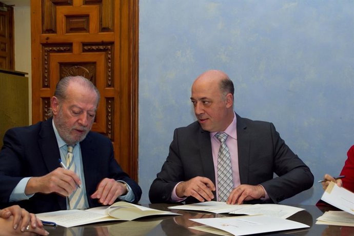 Villalobos en la firma de la renovación del convenio