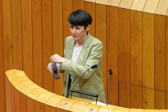 La portavoz del BNG, Ana Pontón, bebe agua en la investidura del hasta ahora vicepresidente primero de la Xunta de Galicia como presidente de la Xunta, a 12 de mayo de 2022
