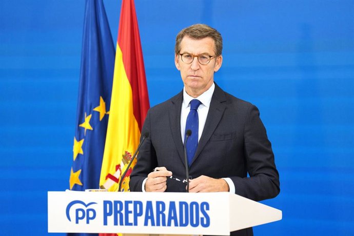 El presidente del Partido Popular, Alberto Núñez Feijóo, lcomparece ante los medios de comunicación en la sede regional del PP, a 11 de mayo de 2022, en Santiago de Compostela, A Coruña, Galicia, (España).
