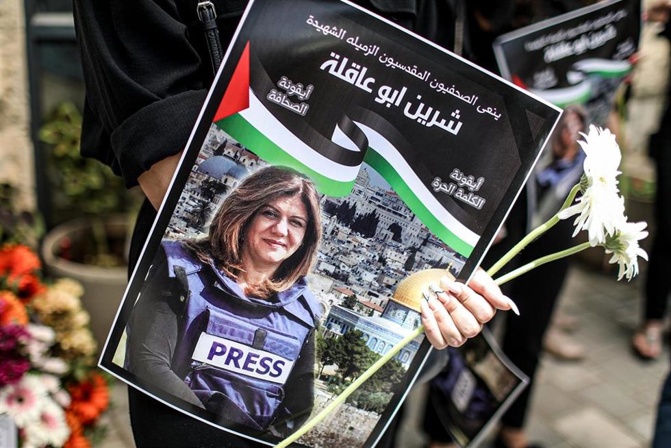 Una imagen de la periodista Shirín abú Aklé durante su funeral en Jerusalén 