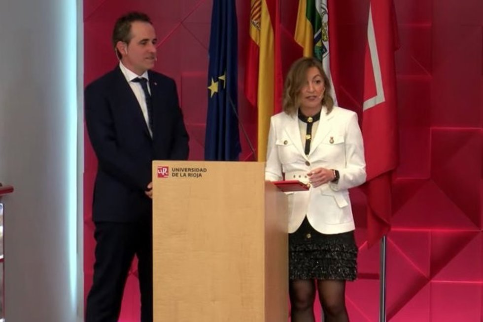 Intervención de la vicerrectora de Ordenación Académica y Profesorado y del gerente, que presentan el reconocimiento al personal jubilado