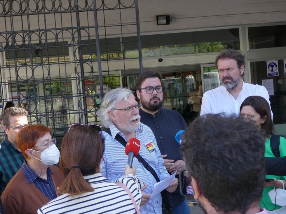 Celso Pazos, portavoz de la Asamblea Republicana de Vigo, junto a los portavoces municipales de BNG, Xabier Pérez Igrexas, y Marea de Vigo, Rubén Pérez Correa.
