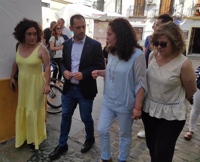Inmaculada Nieto (2 dcha.) habla con dirigientes de IU en Córdoba mientras pasea por su casco histórico.