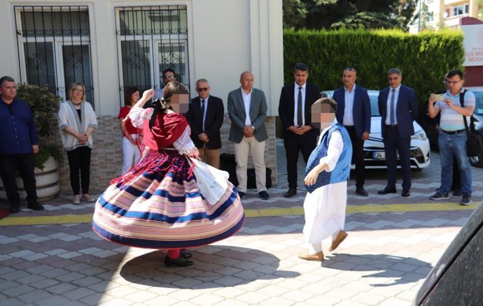 Alumnos y profesores del Colegio de Educación Infantil y Primaria (CEIP) Nuestra Señora de la Antigua de la pedanía de Monteagudo bailan una jota murciana