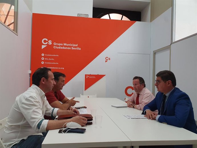 Álvaro Pimentel se reúne con representantes de los trabajadores de la sección sindical de UGT en el Ayuntamiento, junto al concejal de la formación naranja Lorenzo López Aparicio.