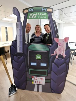 La consejera de Agricultura, Eva Hita, entre el presidente de ASAG-ASAJA, Eduardo Pérez, y el de ASAJA, Pedro Barato