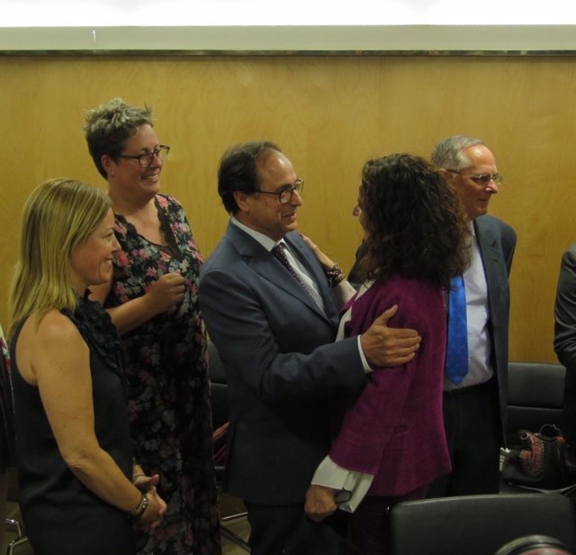 Archivo - Soler saluda a la ministra Montero en el CPFF