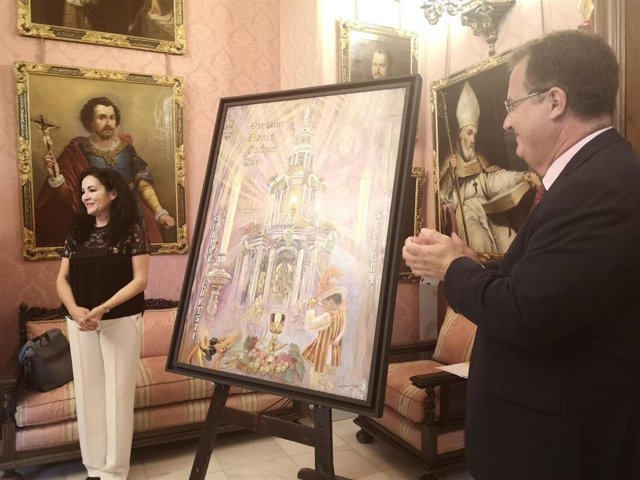 Juan Carlos Cabrera, junto a la autora del cartel del Corpus, Isabel Castilla, en el momento de la presentación de la obra.