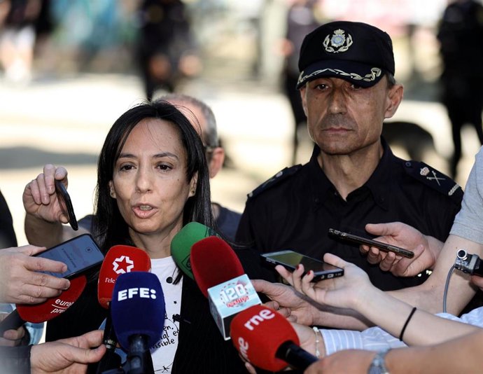 La delegada del Gobierno en la Comunidad de Madrid, Mercedes González, y el jefe superior de Policía Nacional de Madrid, Manuel Soto Seoane, responden a los medios en el acto en que han supervisado el dispositivo de seguridad para las Fiestas de San Isi