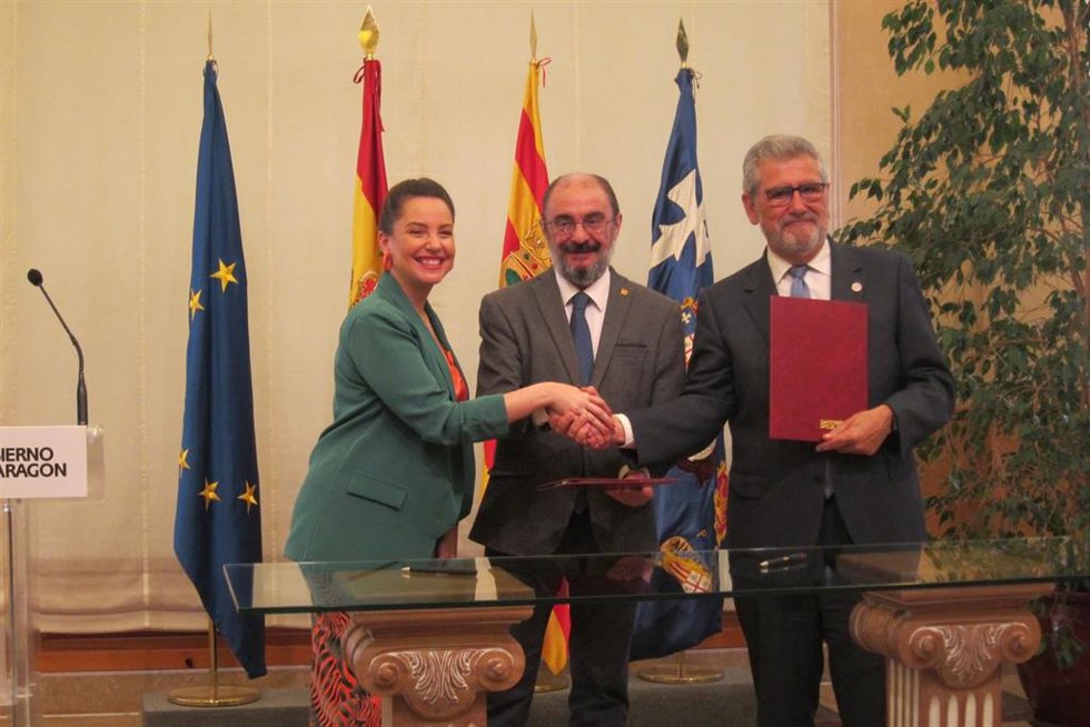 La consejera Maru Díaz, el presidente de Aragón, Javier Lambán, y el rector de la Universidad de Zaragoza, José Antonio Mayoral, tras firmar el nuevo contrato-programa 2022-2026.