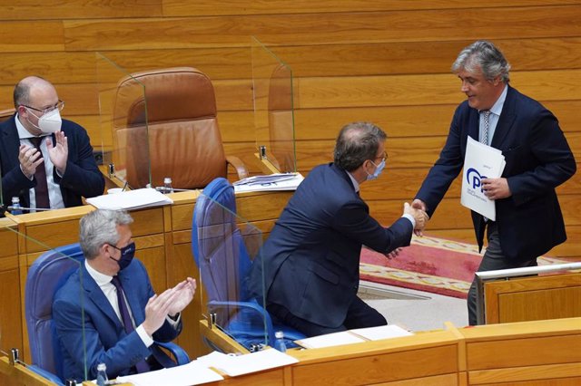 Puy saluda a Feijóo durante la sesión de investidura de Rueda. 