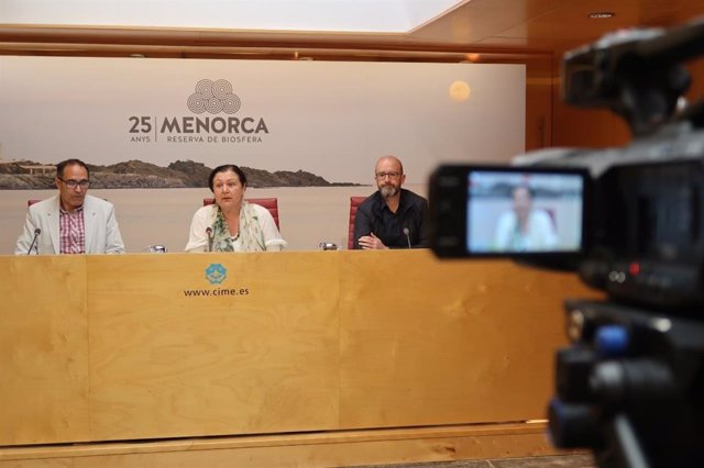 La consellera de Agricultura, Pesca y Alimentación, Mae de la Concha, durante la rueda de prensa en Menorca.