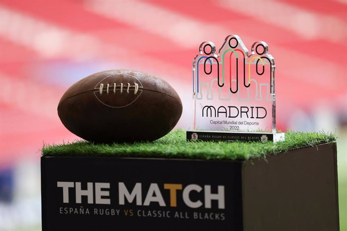 Archivo - Vista del balón de rugby y el trofeo en la presentación del partido España-Classic All Blacks en el Wanda Metropolitano.