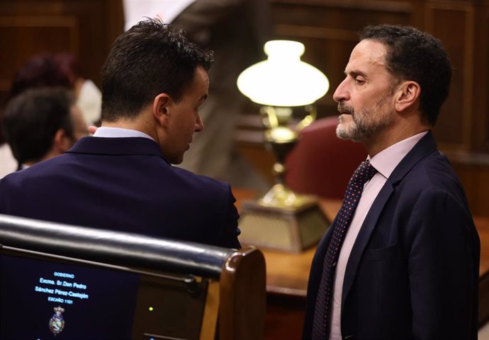 El portavoz del PSOE en el Congreso, Héctor Gómez (i) y el vicesecretario general de Ciudadanos, Edmundo Bal (d), en un pleno en el Congreso 