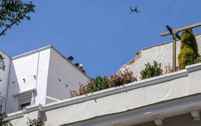 Un dron sobrevuela el edificio siniestrado, en la calle General Pardiñas.