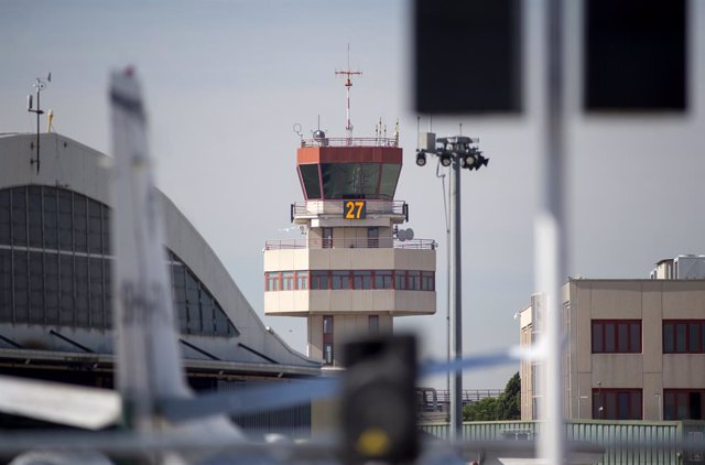 Archivo - Torre de control del aeródromo de Cuatro Vientos, el día de la operación combinada entre drones y aviones, organizada por Expodrónica y World ATM Congress, en el aeródromo de Cuatro Vientos, a 28 de octubre de 2021, en Madrid (España) 