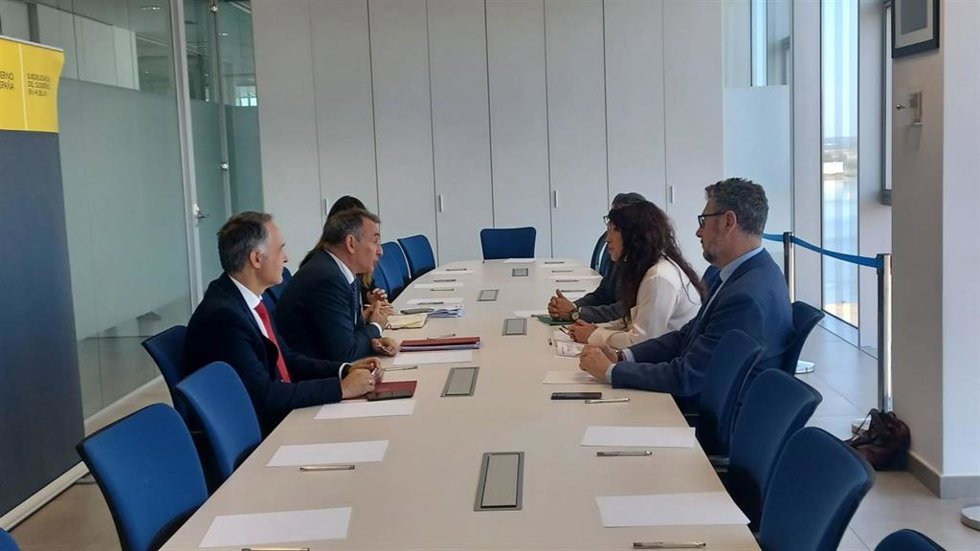 Reunión entre el secretario de Estado para la Agenda 2030, Enrique Santiago, y la consejera de Igualdad, Políticas Sociales y Conciliación de la Junta, Rocío Ruiz.