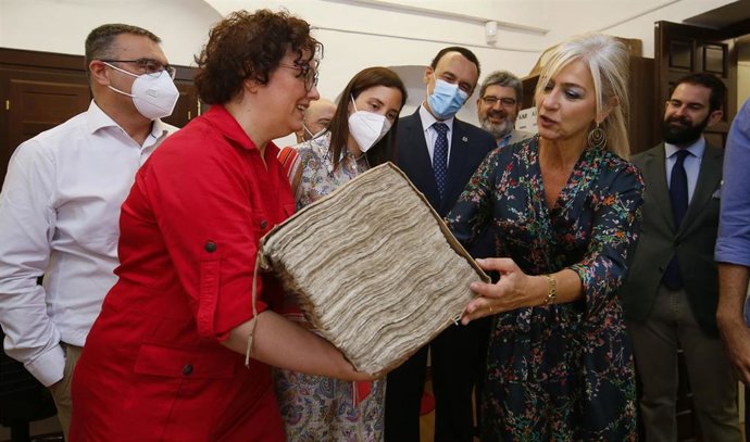 La consejera de Cultura y Patrimonio Histórico de la Junta, Patricia del Pozo (dcha.), visita el Archivo Histórico Provincial en la presentación del Proyecto Darco, promovido por la UCO.