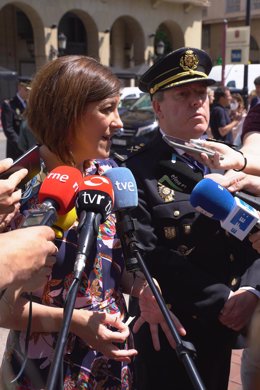 La delegada del Gobierno en La Rioja, María Marrodán, y el jefe superior de Policía en La Rioja, Manuel Laguna,  atienden a los medios de comunicación. 