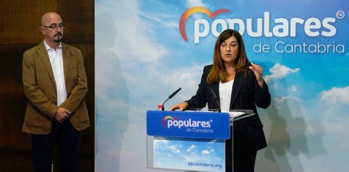 La presidenta del PP en Cantabria, María José Saénz de Buruaga, durante su rueda de prensa sobre las listas de espera en sanidad.