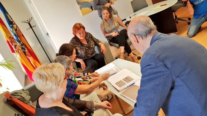 La delegada del Gobierno en la Comunitat Valenciana, Gloria Calero, recibe este viernes en el Palacio del Temple a las familias de Peset Aleixandre, Vicente Miguel Carceller y el dibujante Carlos Gómez Carreras