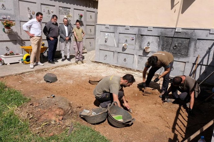 Trabajos de exhumación en el cementerio de Mancor de la Vall.